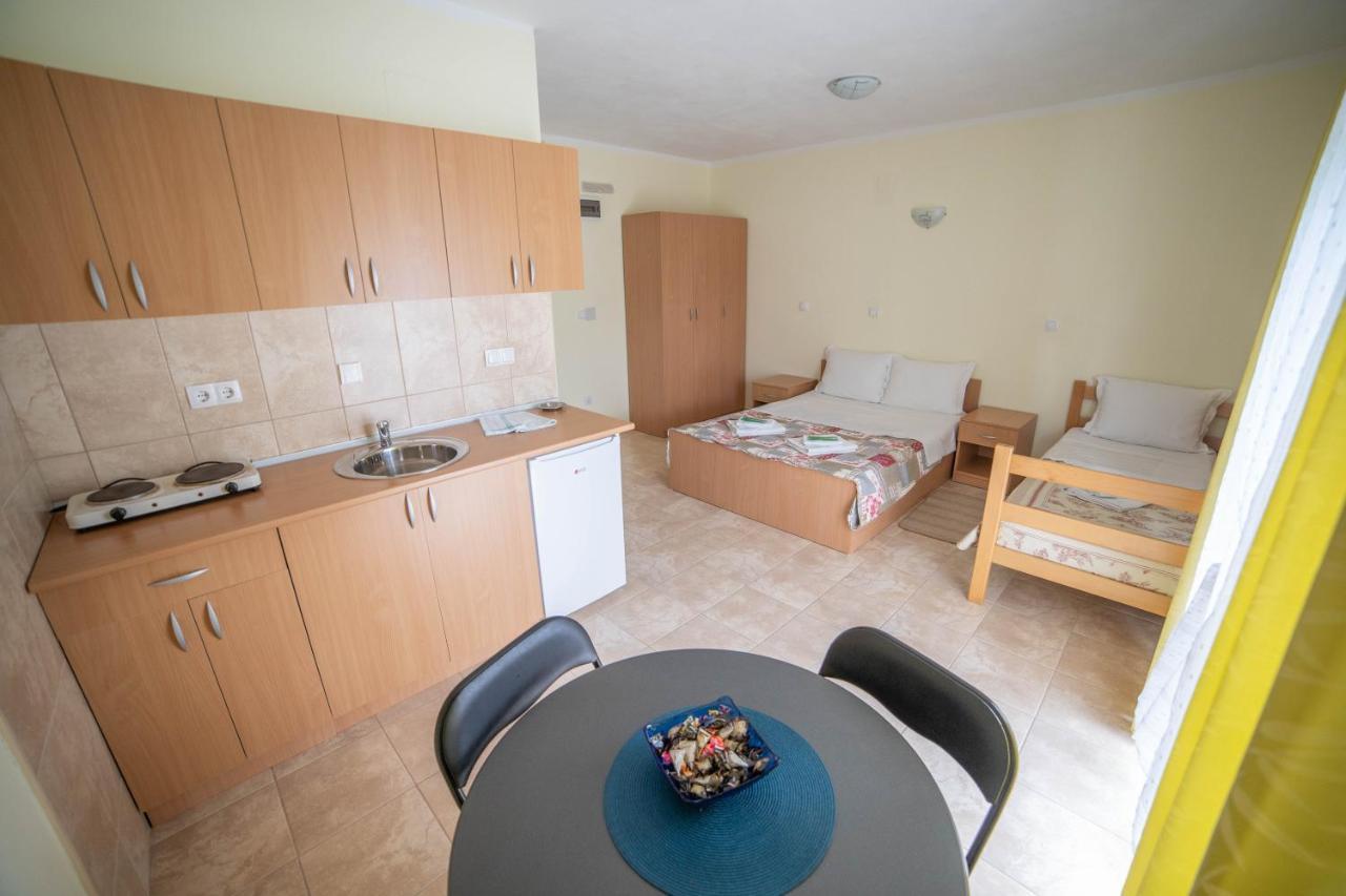 Prenociste Leona Aparthotel Veliko Gradiste Luaran gambar