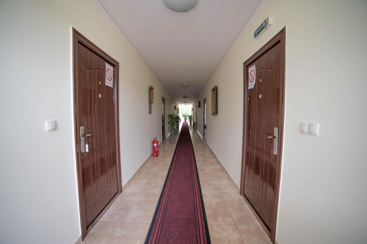 Prenociste Leona Aparthotel Veliko Gradiste Luaran gambar