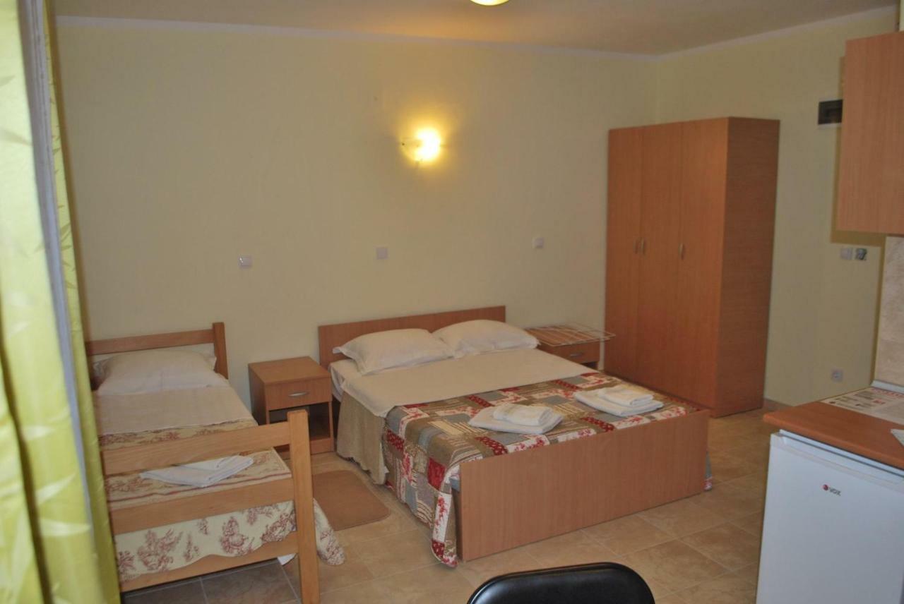 Prenociste Leona Aparthotel Veliko Gradiste Luaran gambar